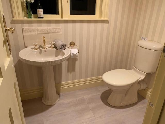 Pin Oaks Luxury Bed & Breakfast Palmerston North Exterior foto